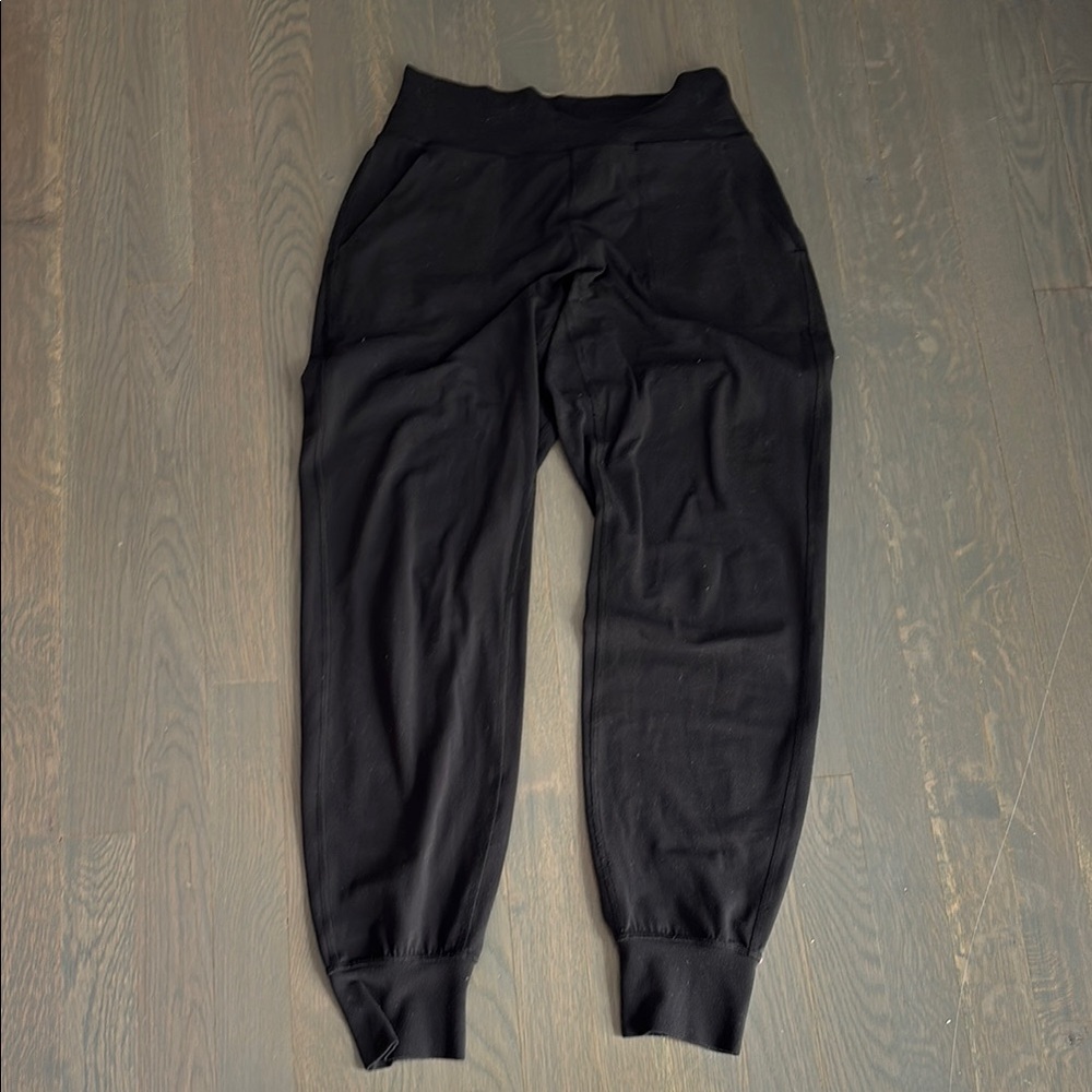 Women’s lululemon Black Jogger Pants size 6 GUC